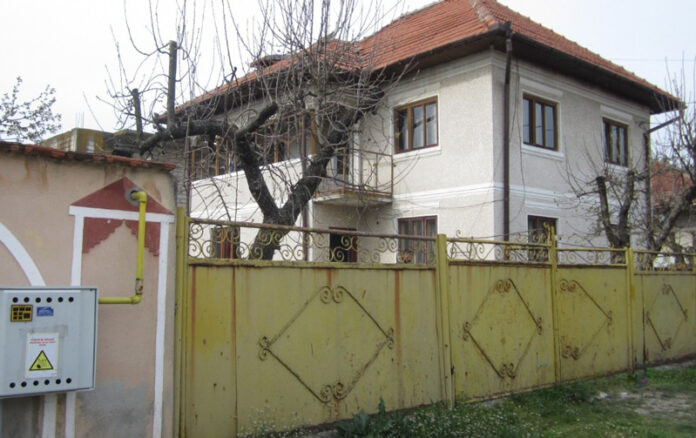 Fiscul execută o proprietate din Drăguțești. Terenul este scos la licitație, dar construcțiile aparțin altei persoane