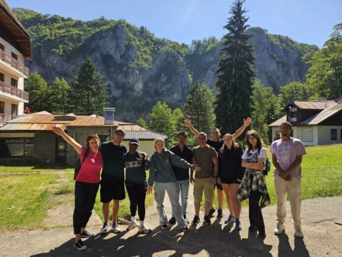 Au transformat voluntariatul în proiecte pentru comunitate