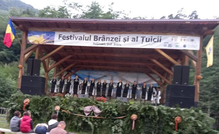 Ansamblul „Nedeia” din Novaci, pe scena Festivalului Brânzei și al Țuicii de la Rășinari