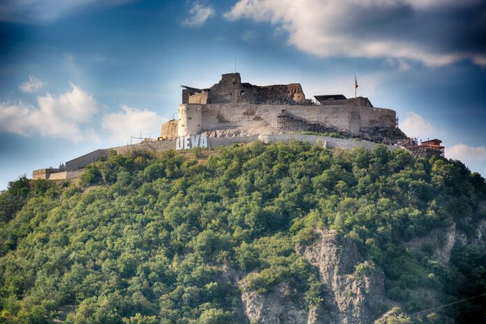 570 de ani de la moartea Voievodului Iancu de Hunedoara – «Cetatea Devei» sau «Cetatea regală a Devei», care cuprindea un domeniu destul de întins, a intrat în anul 1444 în proprietatea lui Iancu de Hunedoara!