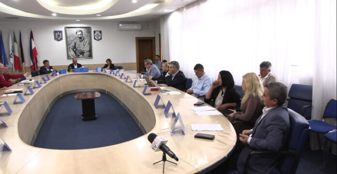 Scandal de amploare în administrațiile locale: un amendament strecurat în legea incompatibilităților declanșează un val de demisii