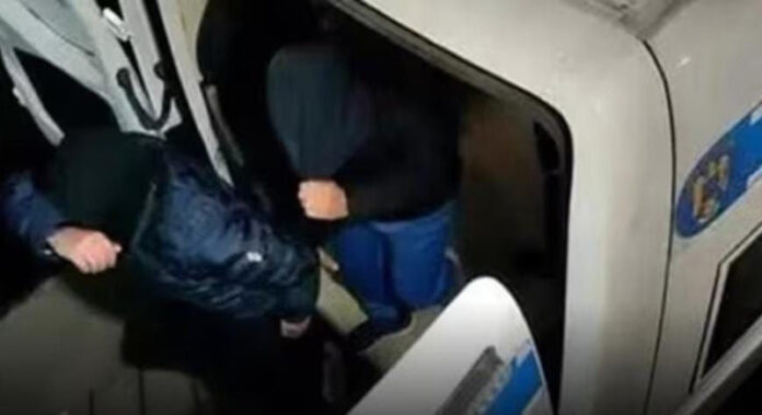 Frați reținuți după scandal în fața blocului, pentru că muzica era dată prea tare
