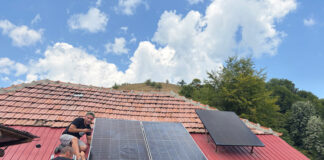 Case electrificate cu panouri solare, din donații!
