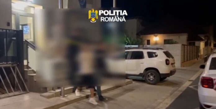 VIDEO: Doi târgujieni, reținuți după amenințări cu macete pe strada Minerilor