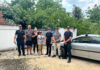 Turiști olandezi, ajutați de jandarmii gorjeni, după ce au făcut pană, la coborârea de pe Transalpina