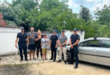 Turiști olandezi, ajutați de jandarmii gorjeni, după ce au făcut pană, la coborârea de pe Transalpina