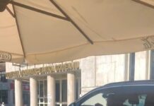 A intrat cu mașina printre mesele unei terase din zona pietonală