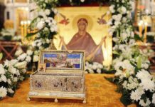 Așezarea în raclă a Cinstitului Brâu al Maicii Domnului – ,,Prea Sfântă Curată și Neîntinată Fecioară, urcându-te la ceruri, cu mâna ta ai dăruit Apostolului Toma, Preasfântul tău Brâu”!