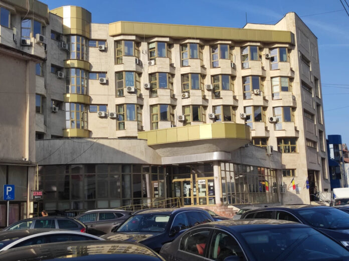 Mărțișoare scoase la licitație în plină vară. Fiscul din Gorj vinde mii de podoabe din aur și argint