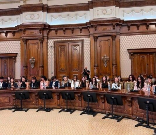 Doi elevi din Gorj, premiați la Palatul Parlamentului