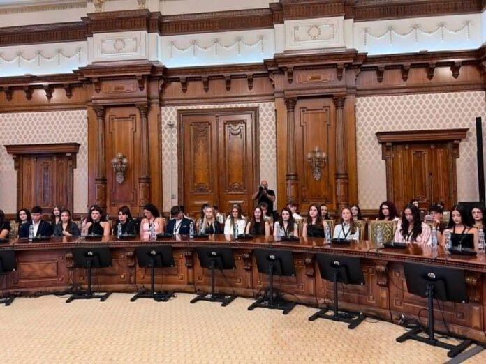 Doi elevi din Gorj, premiați la Palatul Parlamentului