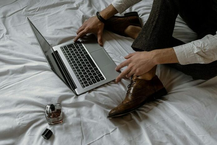 laptop_parfum barbati_pexels-polina-kovaleva-5828603