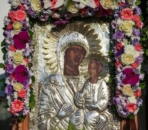 Maica Domnului nu ne-a părăsit, când ne simțim lepădați – „Și după cum Moise a înălțat șarpele în pustie, așa trebuie să se înalțe Fiul Omului, ca tot cel ce crede în El să nu piară, ci să aibă viață veșnică”!