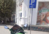 Motocicletă parcată pe un loc destinat persoanelor cu dizabilități