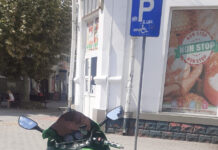 Motocicletă parcată pe un loc destinat persoanelor cu dizabilități