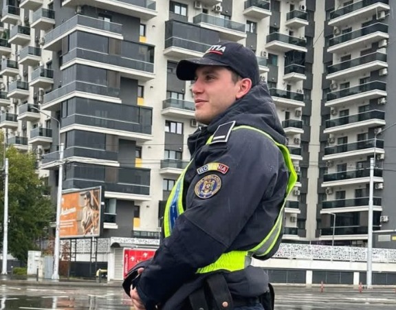 Polițistul erou din Târgu Jiu, care a salvat două persoane dintr-o mașină aflată în flăcări