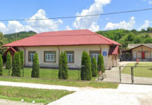 Ca pe vremea bunicilor! Copii din Gorj, încă la toaleta din curtea școlii