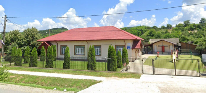 Ca pe vremea bunicilor! Copii din Gorj, încă la toaleta din curtea școlii