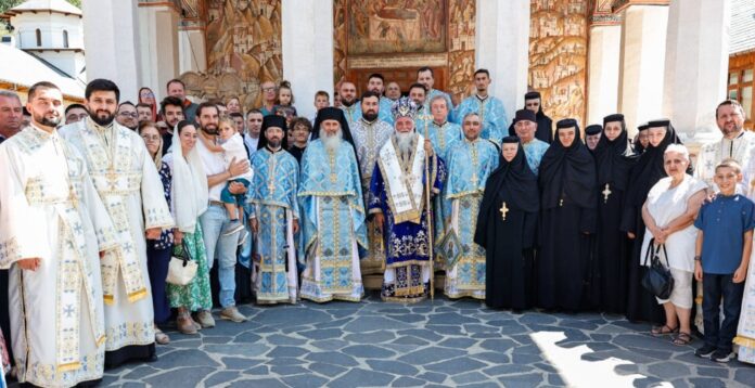Sfântă Liturghie Arhierească la Hramul Mănăstirii Polovragi – ,,Sărbătoarea aceasta ne reuneşte pe toţi în această sfântă mănăstire, unde avem ca hram «Adormirea Maicii Domnului»”!
