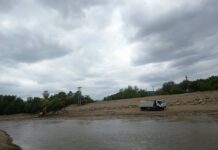 FOTO | Intervenție pe râul Gilort, la Aninoasa. Lucrări pentru reducerea riscului de inundații