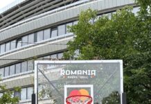 Panou de baschet de ultimă generație la Târgu Jiu. Urmează și modernizarea terenului