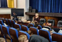 „Atelierul de zâmbete”, la CNSH Târgu Jiu. Elevii au întâlnit-o pe autoarea volumului „Povestiri din pădurea fermecată”
