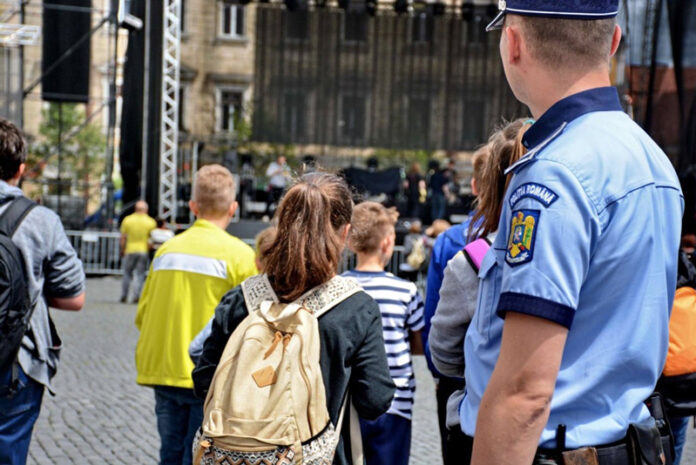 „Super-eroul sigur” intră în școli! Polițiștii îi învață pe elevi cum să facă alegeri bune atunci când apar situații periculoase