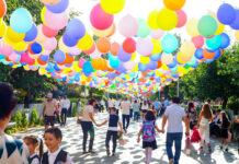 Peste 4.000 de baloane au transformat Calea Eroilor într-un „cer“ colorat, la începutul noului an școlar
