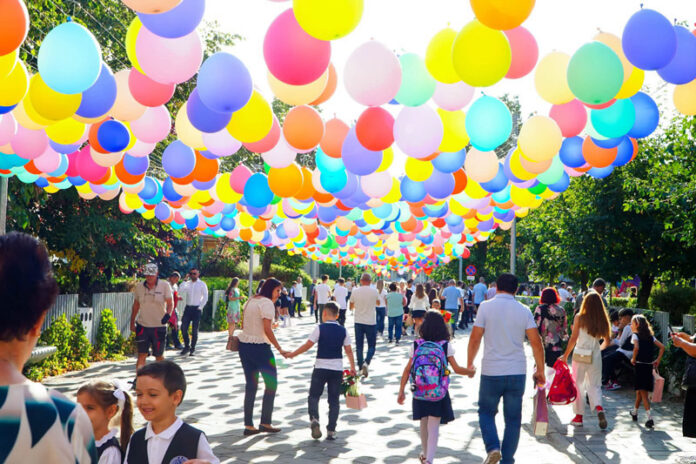 Peste 4.000 de baloane au transformat Calea Eroilor într-un „cer“ colorat, la începutul noului an școlar
