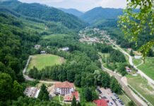 Centru de activități sportive și de agrement, la Baia de Fier. Vor fi amenajate terenuri de padel și spații de relaxare