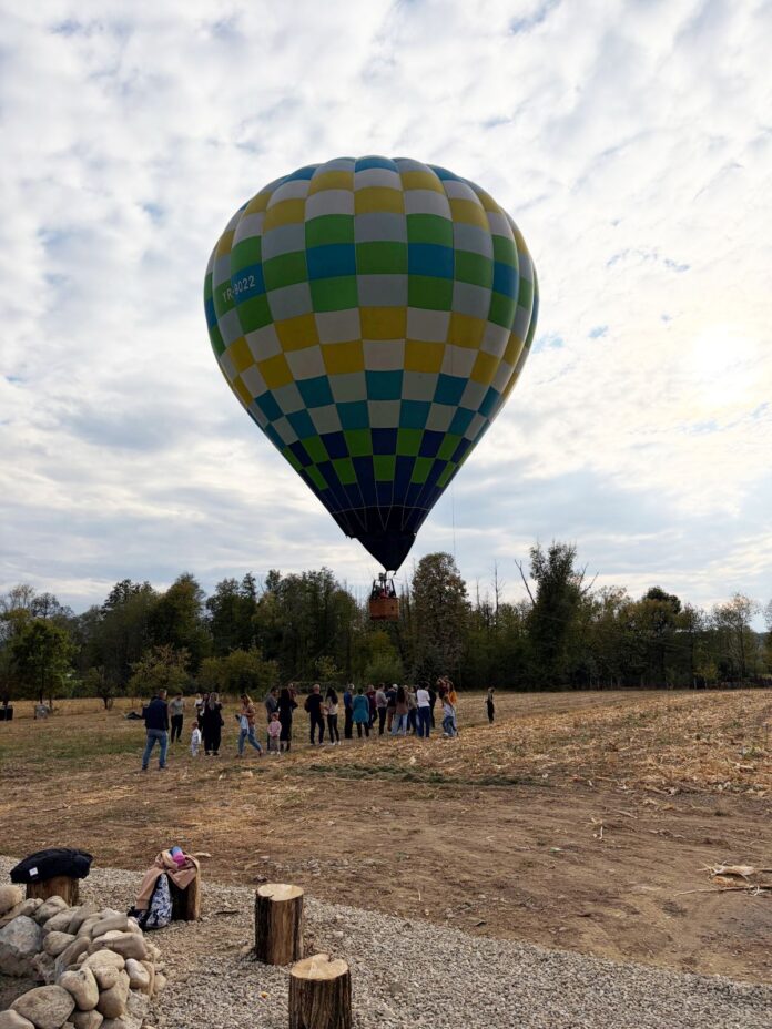 Video: Balonul cu aer cald, magnetul pentru turiști la Hobița!