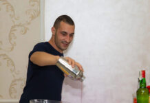 Povestea celui mai apreciat barman de evenimente din Gorj, care a început să lucreze în localuri la spălatul paharelor și al podelelor