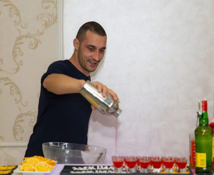Povestea celui mai apreciat barman de evenimente din Gorj, care a început să lucreze în localuri la spălatul paharelor și al podelelor