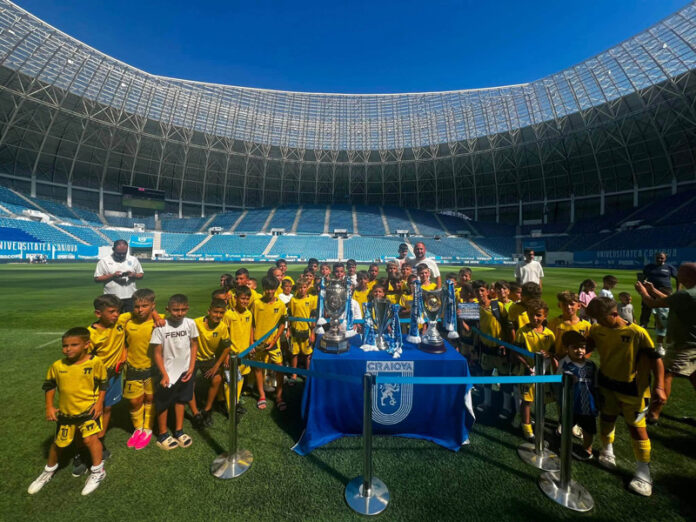 Micii fotbaliștii de la Luceafărul Târgu Jiu, la un turneu dedicat legendei Ilie Balaci. Au vizitat vestiarul campionilor de la U. Craiova