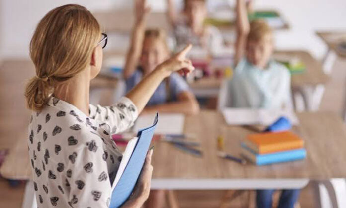 Sute de profesori din Gorj nu au primit încă prima de carieră didactică