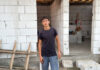 Un adolescent din Runcu a strâns, timp de cinci ani, banii din bursa școlară pentru a construi o căsuță pentru el și mama sa