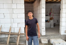 Un adolescent din Runcu a strâns, timp de cinci ani, banii din bursa școlară pentru a construi o căsuță pentru el și mama sa