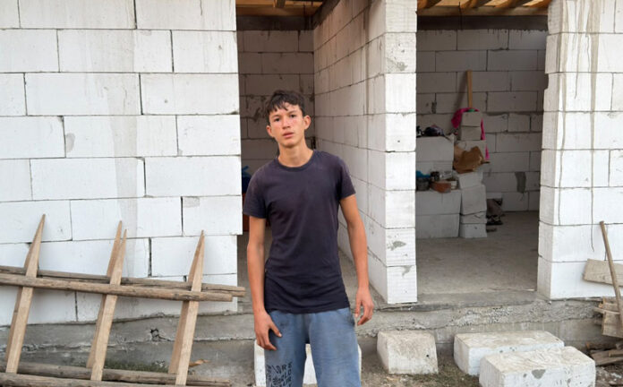 Un adolescent din Runcu a strâns, timp de cinci ani, banii din bursa școlară pentru a construi o căsuță pentru el și mama sa