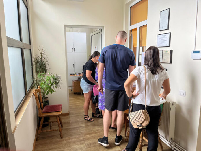 Aglomerație la Școala Populară de Arte din Târgu Jiu! Tinerii au venit încă din prima zi pentru a-și transforma pasiunea în meserie
