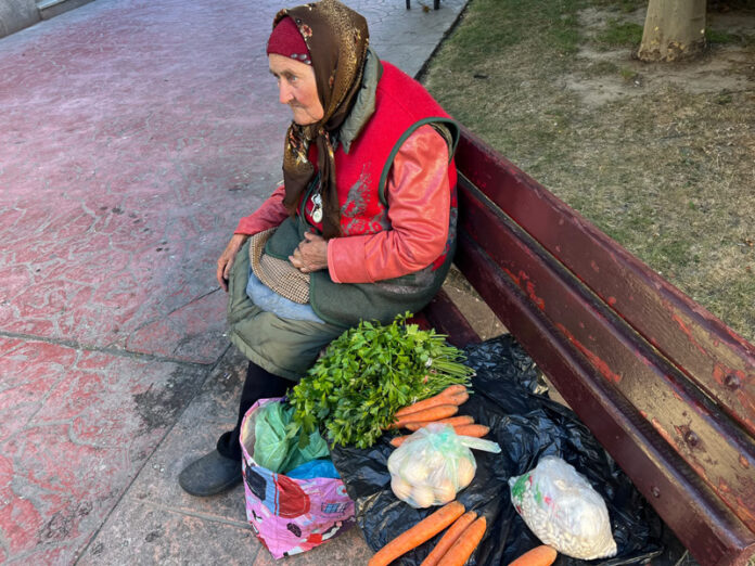 Femeia de 80 de ani care vinde zarzavaturi și legume pe o bancă din Târgu Jiu. „Pensia este mică și trebuie să mă descurc“