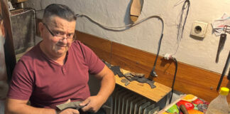 Meseria care moare încet. Povestea lui Ciobi Cizmaru, omul care repară încălțăminte și haine de 40 de ani
