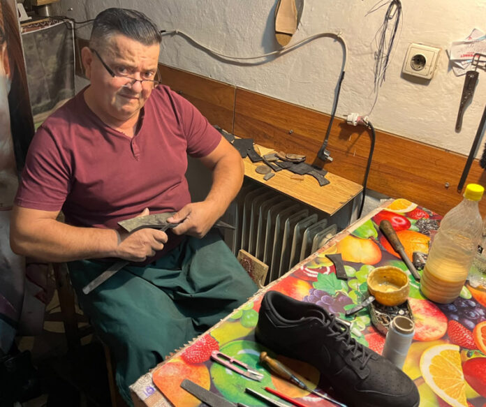 Meseria care moare încet. Povestea lui Ciobi Cizmaru, omul care repară încălțăminte și haine de 40 de ani