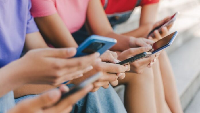 Copiii sub 15 ani, fără conturi proprii pe rețelele sociale? Ce pregătește Europa și de ce psihologii vorbesc despre vulnerabilitatea copiilor