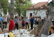 O nouă cruce din lemn ajunge la Muzeul Crucilor de la Măceșu