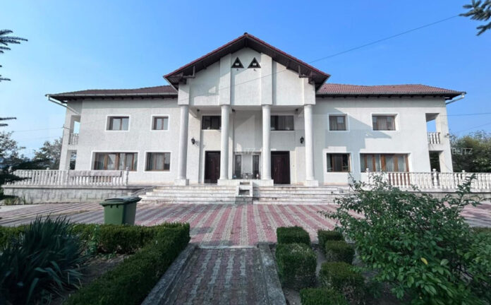 Locuință din Bumbești-Jiu, scoasă la vânzare cu aproape un milion de euro!