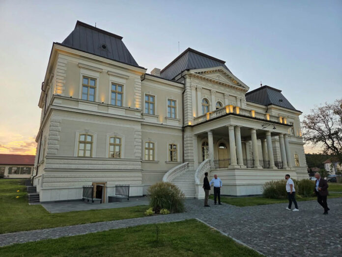 Expoziția dedicată lui Brâncuși a ajuns la Castelul Bánffy din Răscruci