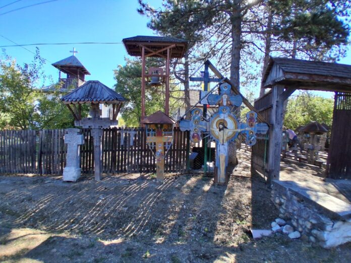 Înălțarea Sfintei Cruci sărbătorită la Muzeul Crucilor de la Măceșu, județul Gorj