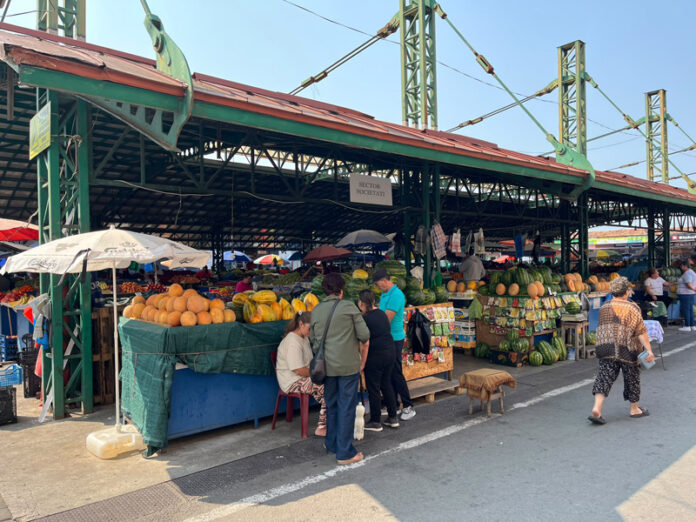 A început sezonul conservelor! Ce prețuri au legumele pentru cămara de iarnă în Piața Centrală din Târgu Jiu