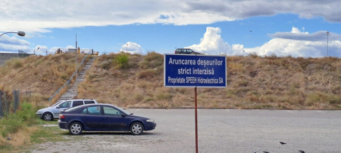Poluare cu deșeuri pe râul Jiu: gunoaie aruncate chiar lângă panoul care interzice „strict“ depozitarea deșeurilor
