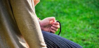 Rugăciunea inimii într-o lume care nu mai știe să tacă. Cum poate omul să-și regăsească pacea